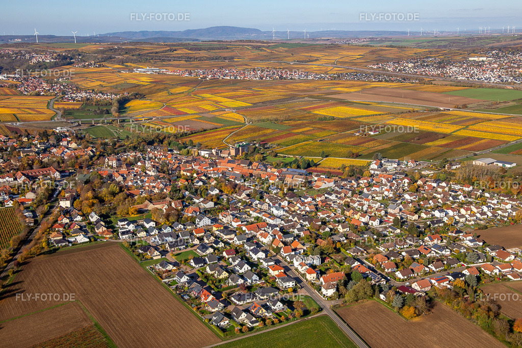 Herbstliche verfärbte Dorf - Ansicht | Luftbild: Herbstliche verfärbte Dorf - Ansicht im Ortsteil Jerusalemsberg in Kirchheim im Bundesland Rheinland-Pfalz in Deutschland. Foto: IMG_123532.jpg vom 31.10.2020 durch ©2025 Werner Riehm fly-foto.de/copyright - Realisiert mit Pictrs.com