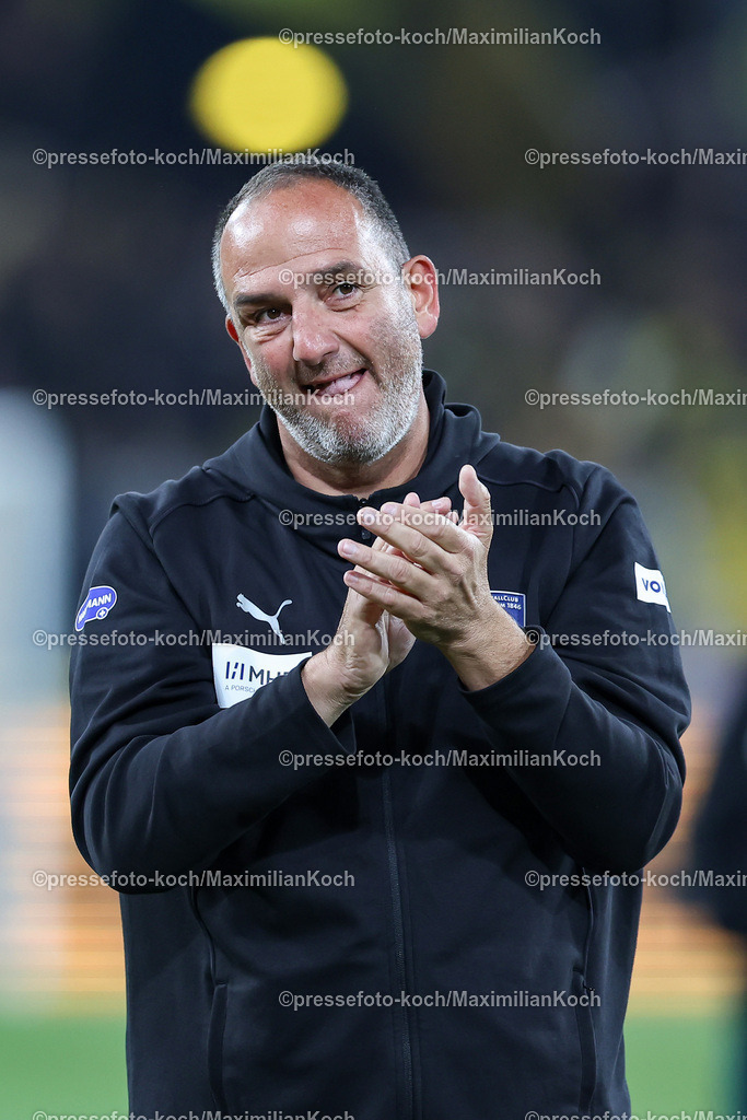 BVB13092402266 | 13.09.2024, 1. Fußball Bundesliga, Borussia Dortmund - 1. FC Heidenheim 1846, Signal Iduna Park, Saison 2024 2025: Trainer Frank Schmidt (Cheftrainer Heidenheim) klatscht in die HändeDFB regulations prohibit any use of photographs as image sequences and or quasi-video.