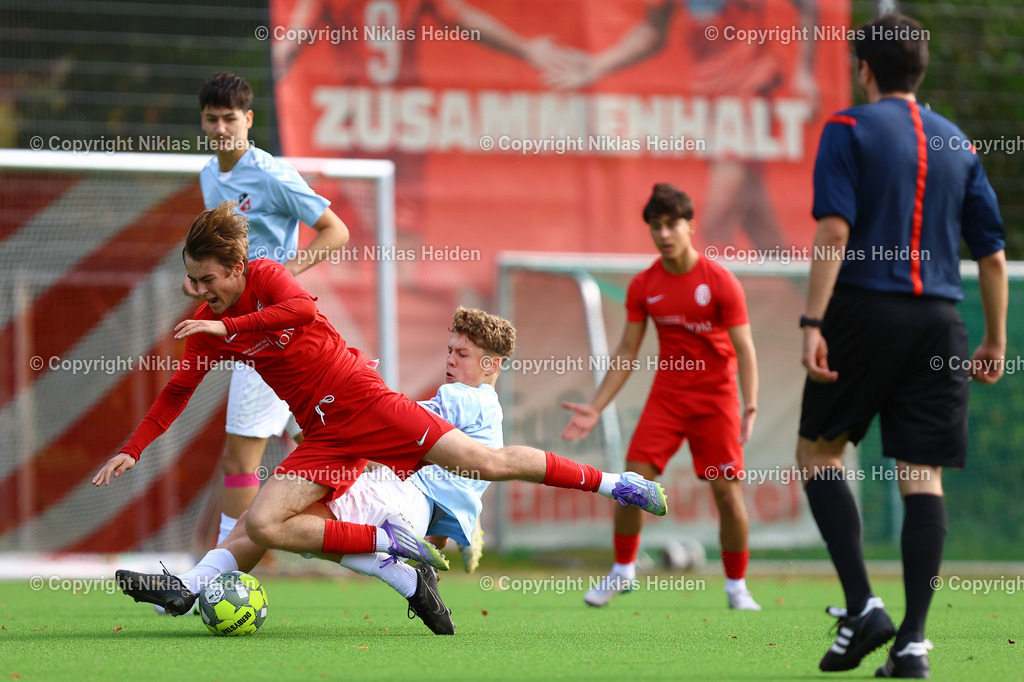 NH_EimsbüttelerTVU19_Altona93U19_RegionalligaNord_11102025 | #20 Linus Dennis Ahrens (Eimsbütteler TV U19), #10 Johann Linus Walter (Altona 93 U19)Fußball I Junioren I A-Junioren Regionalliga Nord I Saison 2025-2026  I 7. Spieltag I Eimsbütteler TV U19 - Altona 93 I 11.10.2025 I Sportzentrum Hoheluft