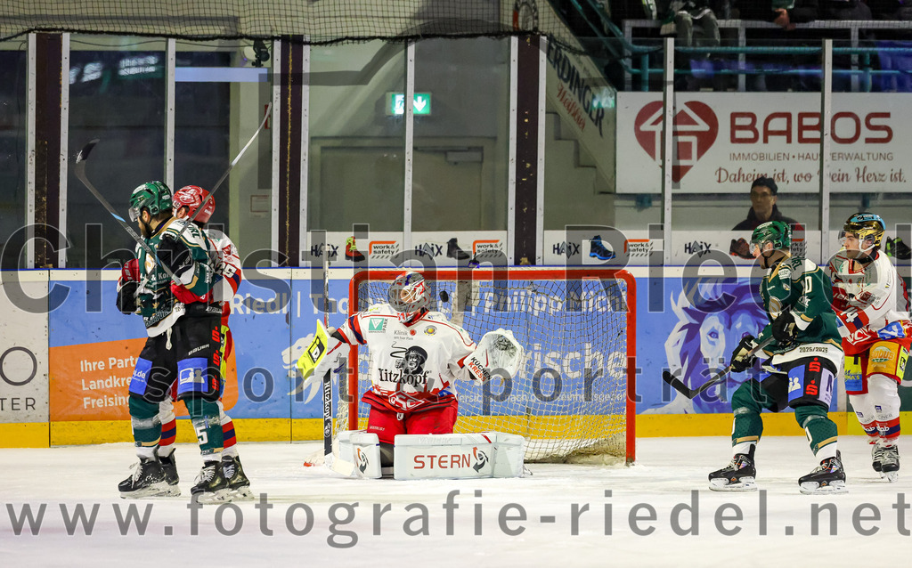 2026-02-20_105_TSV_Erding_gegen_Deggendorfer_SC | Erding, Deutschland, 20.02.2026:Eishockey, Oberliga Süd 2025 / 2026, 49. Spieltag, TSV Erding gegen Deggendorfer SC, Endergebnis: 4:1Elias Maier (Erding Gladiators, #15), Torwart Timo Pielmeier (Deggendorfer SC, #51), Dennis Miller (Erding Gladiators, #40)Foto: Christian Riedel / fotografie-riedel.net