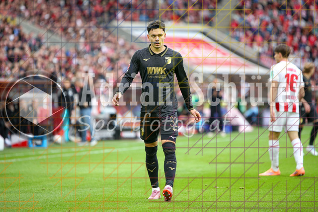 1. FC Köln vs FC Augsburg - 1. Bundesliga  | Köln, Deutschland, 18.10.25:   Fabian Rieder (FC Augsburg) schaut waehrend des Spiels der 1. Bundesliga zwischen  1. FC Köln vs FC Augsburg im RheinEnergieStadion(Foto von Brauer-Fotoagentur / Adrian Schlueter)