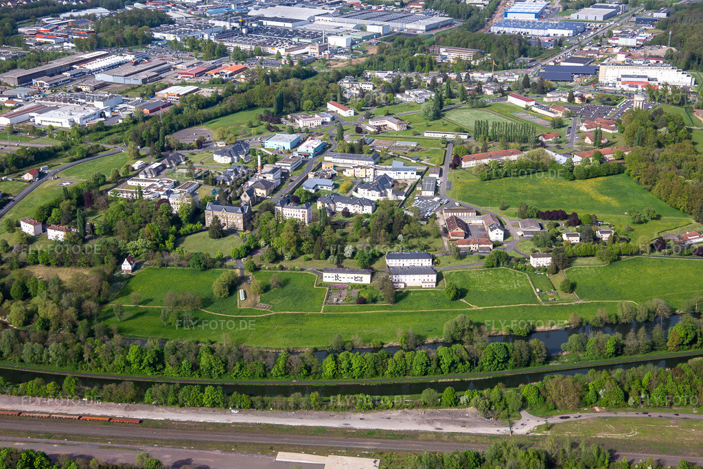 Luftbild: Ctre Hospitalier Spécialisé im Ortsteil Blauberg in Saargemünd im Bundesland Moselle in Frankreich. – Foto: IMG_140399.jpg vom 30.04.2024 durch Werner Riehm/FLY-FOTO.de – Auflösung des Originals: 5472 x 3648 px