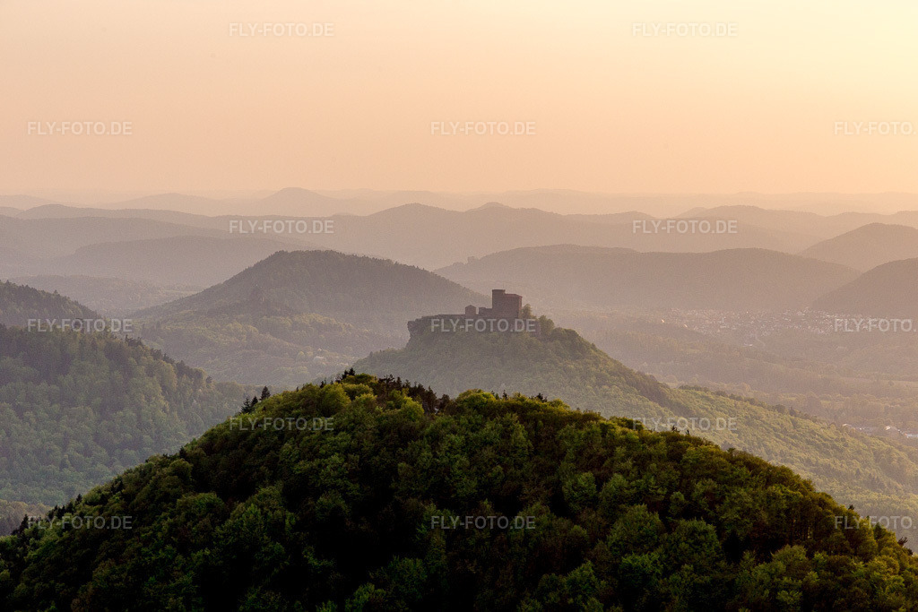 Luftbild: Burg Trifels in Annweiler am Trifels im Bundesland Rheinland-Pfalz in Deutschland. Foto: IMG_106850.jpg vom 21.04.2018 durch Werner Riehm/FLY-FOTO.de