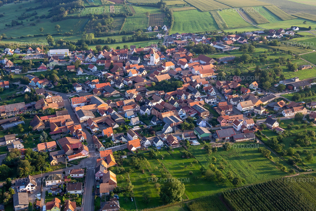 Aerial view: Église Saint-Hilaire in Minversheim in the state Bas-Rhin, France. – Photo: IMG_138064.jpg taken on 08/19/2023 by Werner Riehm/FLY-FOTO.com – Resolution of the original: 5147 x 3431 px – ccueil - Au Coeur de la Zorn