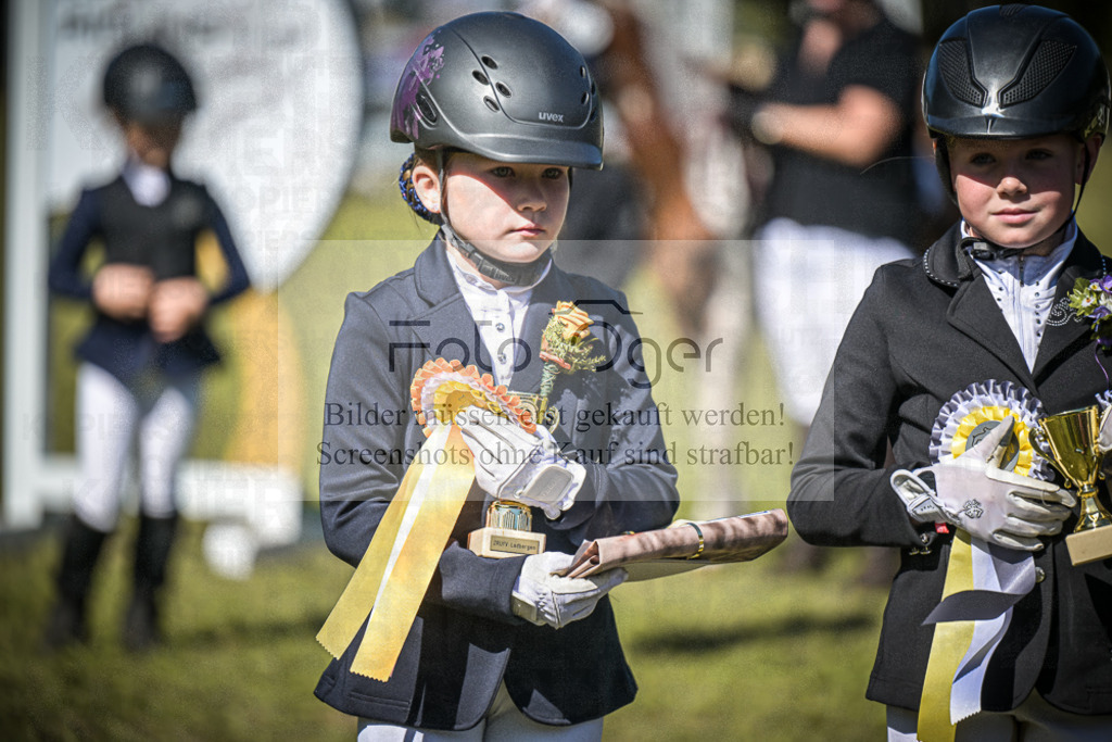 DOS_0392 | Entdecke hochwertige Reitturnierfotos von Foto Oger. Professionell, emotional und authentisch – jetzt Lieblingsmomente im Shop bestellen.Deutschlandweite Turnierfotografie. - Realisiert mit Pictrs.com