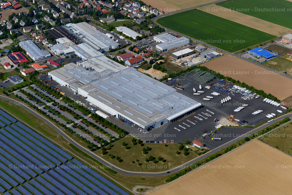 3650507 | GIEBELSTADT 13.09.2016 Firmengelände der " Bavaria Yachtbau GmbH " mit Hallen, Firmengebäuden und Produktionsstätten an der Bavariastraße in Giebelstadt im Bundesland Bayern, Deutschland. Weiterführende Informationen bei: Bavaria Yachtbau GmbH. // Company grounds and facilities of " Bavaria Yachtbau GmbH " on street Bavariastrasse in Giebelstadt in the state Bavaria, Germany. Further information at: Bavaria Yachtbau GmbH. Foto: Gerhard Launer