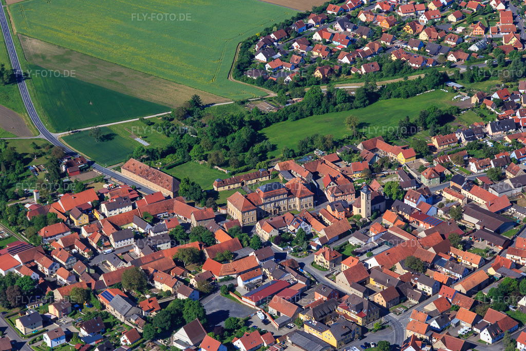 Luftbild: Schloß Sulzheim am Dorfrand in Sulzheim im Bundesland Bayern in Deutschland. Foto: IMG_100534.jpg vom 28.05.2017 durch Werner Riehm/FLY-FOTO.deSchloss Sulzheim - Gastronomie & Veranstaltungen