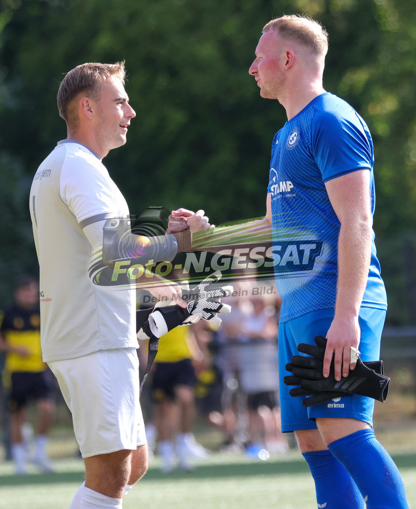 FC RW Kirchlengern - SuS Bad Westernkotten | Auf dem Bild zu sehen: grau FC RW Kirchlengern: Finn-Luis Patzek ; blau SuS Bad Westernkotten: Jan Konrad  FC RW Kirchlengern, SuS Bad Westernkotten, Saison 26/27, Westfalenliga, Kirchlengern, Deutschland - Realisiert mit Pictrs.com