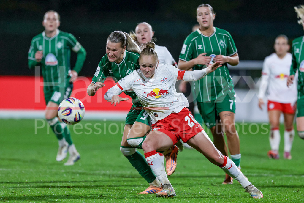 Fussball, Google Pixel Frauen-Bundesliga, SV Werder Bremen - RB Leipzig | v.li.: Medina Desic (SV Werder Bremen, 9) und Victoria Krug (RB Leipzig, 20) im Zweikampf, Duell, Dynamik, Aktion, Action, Spielszene, DIE DFB-RICHTLINIEN UNTERSAGEN JEGLICHE NUTZUNG VON FOTOS ALS SEQUENZBILDER UND/ODER VIDEOÄHNLICHE FOTOSTRECKEN. DFB REGULATIONS PROHIBIT ANY USE OF PHOTOGRAPHS AS IMAGE SEQUENCES AND/OR QUASI-VIDEO.