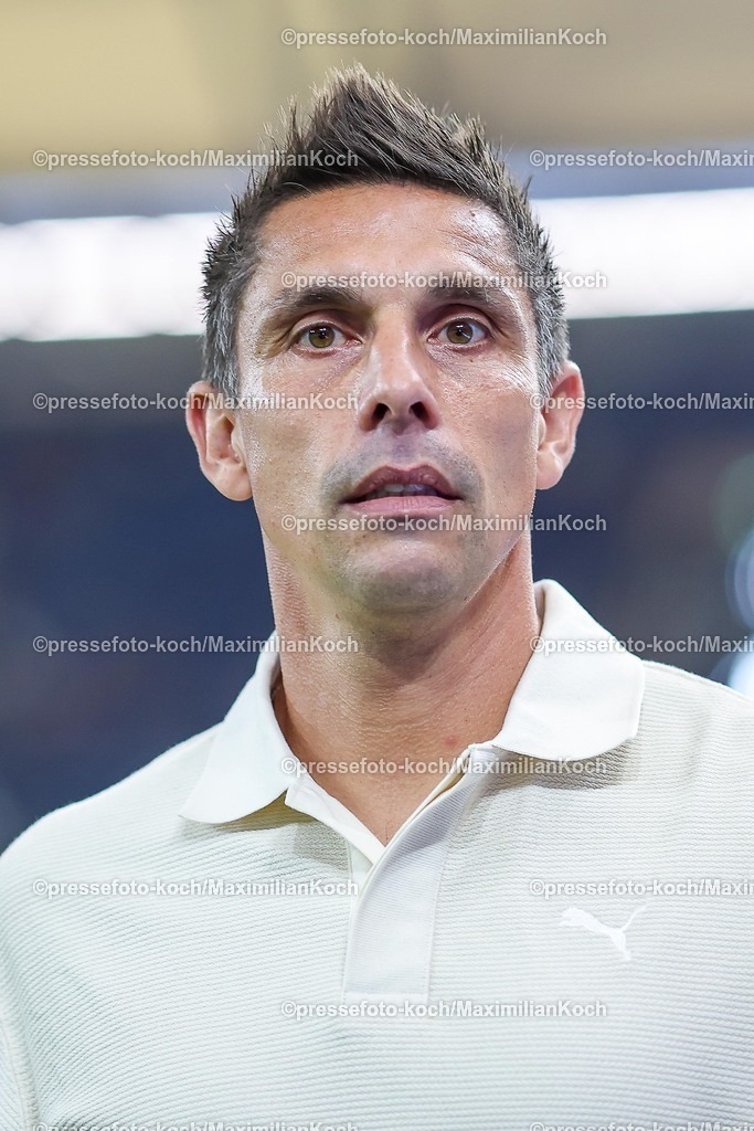 S0413092501014 | 13.09.2025, Fußball, FC Schalke 04 - Holstein Kiel, 5.Spieltag, 2. Fußball Bundesliga, Veltins-Arena Gelsenkirchen, Saison 2025 2026: Cheftrainer Marcel Rapp (Holstein Kiel)  DFB regulations prohibit any use of photographs as image sequences and or quasi-video.