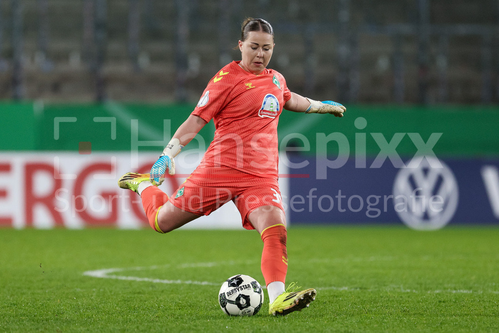 Fussball, DFB-Pokal Frauen, SGS Essen - SV Werder Bremen | Mariella El Sherif (Torhüterin, Torwart, SV Werder Bremen, 39) am Ball, Freisteller, Einzelbild, Ganzkörper, Aktion, Action, Spielszene, DIE DFB-RICHTLINIEN UNTERSAGEN JEGLICHE NUTZUNG VON FOTOS ALS SEQUENZBILDER UND/ODER VIDEOÄHNLICHE FOTOSTRECKEN. DFB REGULATIONS PROHIBIT ANY USE OF PHOTOGRAPHS AS IMAGE SEQUENCES AND/OR QUASI-VIDEO.