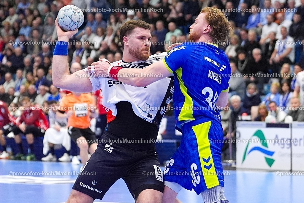 xYDRx10022601035 | 10.02.2026, xydrx, Handball, 1.HBL, VfL Gummersbach - SG Flensburg-Handewitt, Schwalbe-Arena: Johannes Golla (SG Flensburg-Handewitt #4) im Zweikampf gegen Tom Kiesler (VfL Gummersbach #30)  Photo: xYannisxDreimannxPressefotoKochx