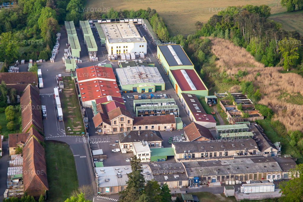 Luftbild: Gewerbegebiet LE HARAS mit Bluetek Sarralbe, SIA Service | Expert en sécurité incendie in Sarralbe im Bundesland Moselle in Frankreich. – Foto: IMG_140569.jpg vom 01.05.2024 durch Werner Riehm/FLY-FOTO.de – Auflösung des Originals: 5174 x 3449 px – Spécialiste français de lanterneaux pour la sécurité incendie | Bluetek – SIA Service, réseau national au service de la sécurité incendie