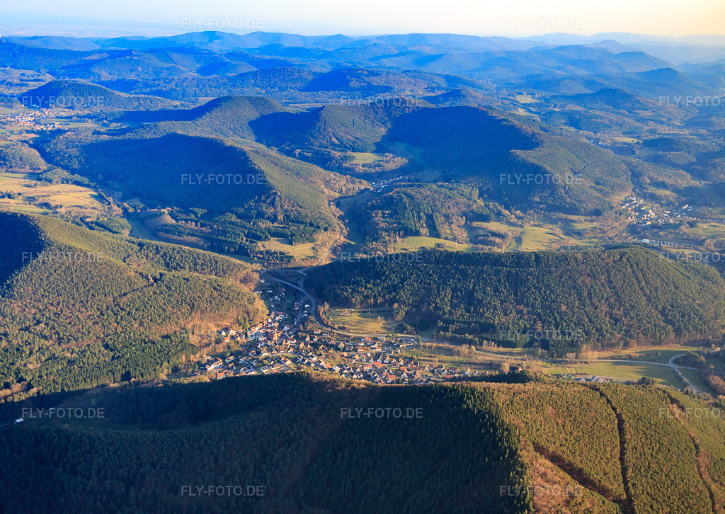 Luftbild: Dorf im Pfälzerwald aus Norden in Lug im Bundesland Rheinland-Pfalz in Deutschland. Foto: IMG_086801.jpg vom 26.03.2016 durch Werner Riehm/FLY-FOTO.de