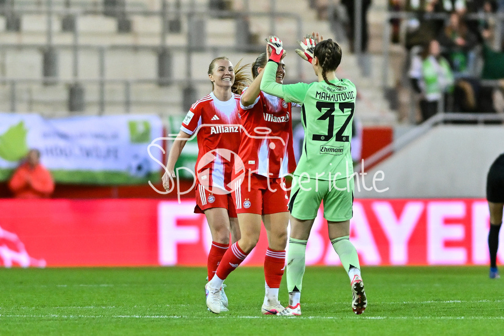 FC Bayern München - VfL Wolfsburg | MUNICH, GERMANY - 22. FEBRUARY: die Spielerinnen der Bayern feuen sich über den Sieg gegen Wolfsburg / Happy / Freude während dem Spiel zwischen den Frauen des FC Bayern München und den Frauen des VfL Wolfsburg am 19. Spieltag der Google Pixel Frauen-Bundesliga am FC Bayern Campus