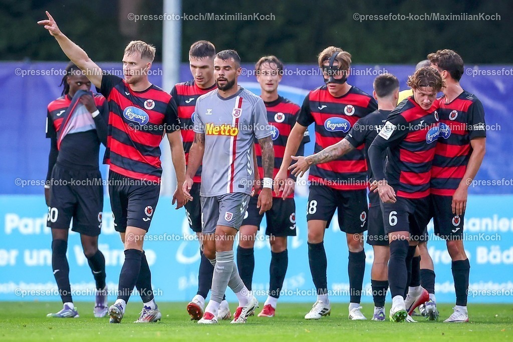 FCVK29082501052 | 29.08.2025, Fußball, FC Viktoria Köln – SSV Jahn Regensburg, 3.Liga, Sportpark Höhenberg, Saison 2025 2026: Torjubel nach dem Tor zum 1:0 durch Torschütze Tim Kloss&nbsp;(Viktoria Koeln #18)  zusammen mit  Lars Dietz&nbsp;(Viktoria Koeln #02). Lars Dietz&nbsp;(Viktoria Koeln #02) jubelnd DFB regulations prohibit any use of photographs as image sequences and or quasi-video.