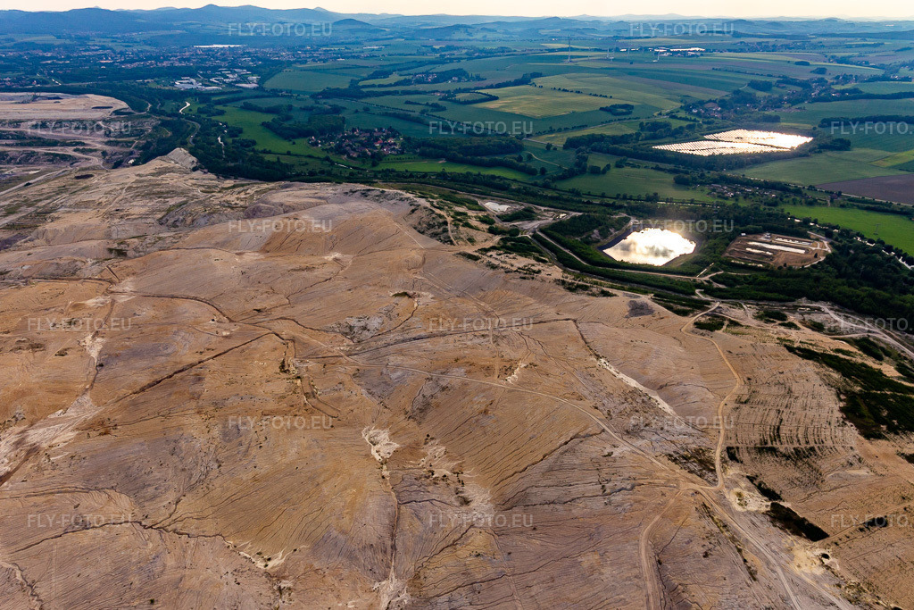 Vue aérienne: Zones exploitées dans la mine de lignite à ciel ouvert 