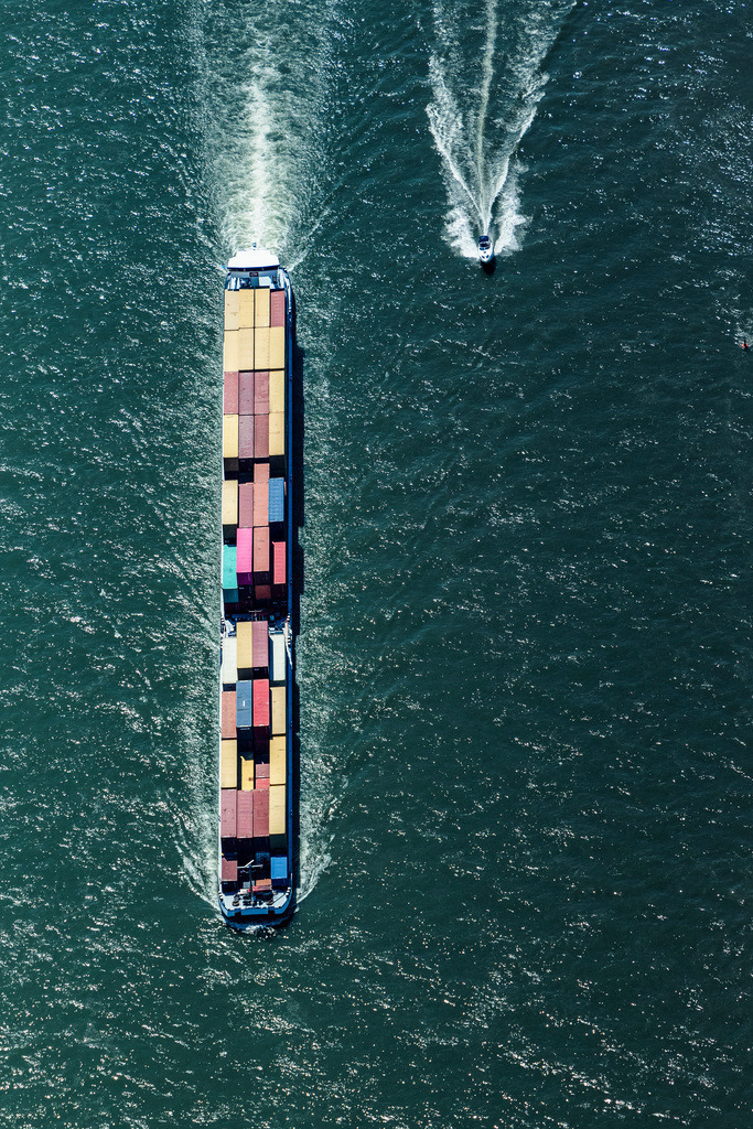 dr__0029936.jpg | OESTRICH-WINKEL 02.06.2019 Fahrt eines Container- Schiffes und ein Motorboot auf dem Rhein in Oestrich-Winkel im Bundesland Hessen, Deutschland. // Sailing container ship on Rhein in Oestrich-Winkel in the state Hesse, Germany. Foto: Daniel Reiter