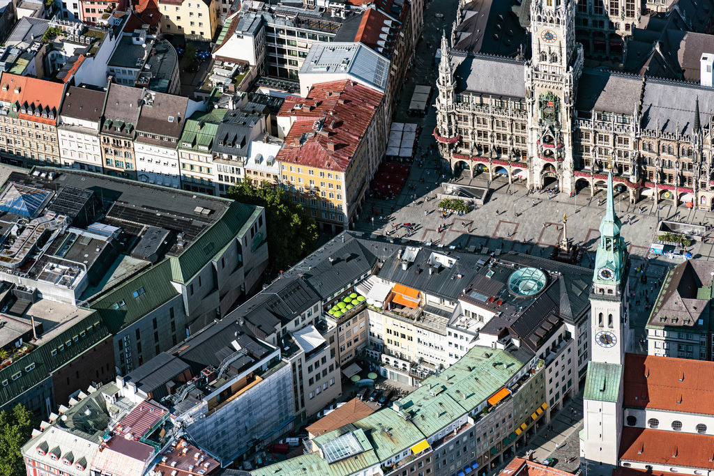 dr__0010358.jpg | MüNCHEN 18.09.2018 Platz- Ensemble Marienplatz am Rathaus im Innenstadt- Zentrum in München im Bundesland Bayern, Deutschland. // Ensemble space Marienplatz on Town Hall in the inner city center in Munich in the state Bavaria, Germany. Foto: Daniel Reiter