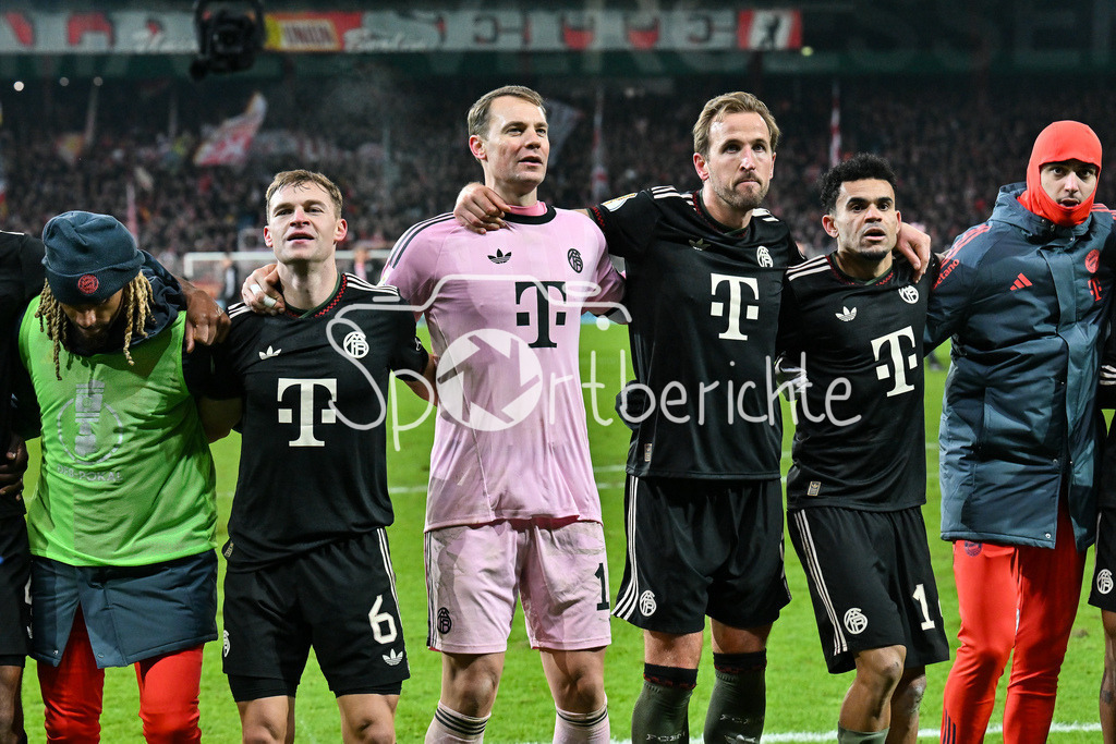 1. FC Union Berlin - FC Bayern München | BERLIN, GERMANY - 03. DECEMBER: Die Spieler der Bayern feiern zusammen mit den Fans den Sieg in Berlin nach dem Match zwischen dem 1. FC Union Berlin und dem FC Bayern München beim Achtelfinale des DFB-Pokales im Stadion an der alten Försterei / Joshua KIMMICH (FC Bayern Munich 6), Manuel NEUER (FC Bayern Munich 1), Harry KANE (FC Bayern Munich 9), Luis DIAZ (FC Bayern Munich 14) und Aleksandar PAVLOVIC (FC Bayern Munich 45)