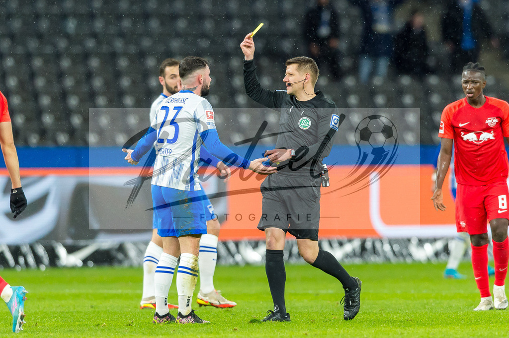BSCRBL20220220_168 | Fussball, Herren: Schiedsrichter Patrick Ittrich zeigt Marco Richter (Hertha BSC) die gelbe Karte bei dem Spiel der 1. Bundesliga zwischen Hertha BSC und RB Leipzig im Olypiastadion am 20.02.2022 in Berlin, Deutschland.DFB / DFL REGULATIONS PROHIBIT ANY USE OF PHOTOGRAPHS AS IMAGE SEQUENCES AND/OR QUASI-VIDEO. - Realisiert mit Pictrs.com