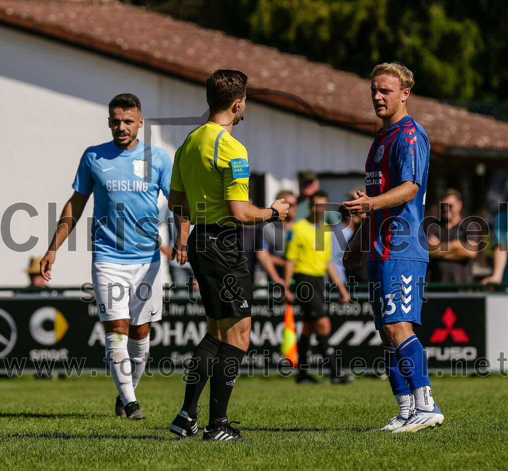 2023-09-16_107_FC_Langengeisling_gegen_TSV_Dorfen | Erding, Deutschland, 16.09.2023:
Fußball, Bezirksliga Oberbayern Ost 2023 / 2024, 9. Spieltag, FC Langengeisling gegen TSV Dorfen, Endergebnis: 3:1

Maximilian Hintermaier (FC Langengeisling, #13), Schiedsrichter Raffael Dauner, Alexander Heilmeier (TSV Dorfen, #23)

Foto: Christian Riedel / fotografie-riedel.net