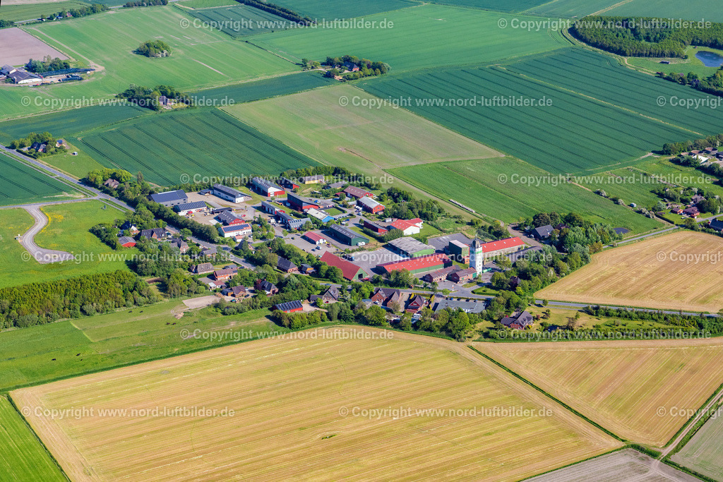 Südbevertoft_ELS_0120300523 | NEUKIRCHEN 30.05.2023 Ortsansicht am Rande von landwirtschaftlichen Feldern und Nutzflächen in Neukirchen an der Ostseeküste im Bundesland Schleswig-Holstein, Deutschland. // Village view on the edge of agricultural fields and land in Neukirchen at the baltic sea coast in the state Schleswig-Holstein, Germany. Foto: Martin Elsen