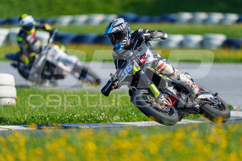 SuperMoto_Staatsmeisterschaft_Greinbach_090 | GRIPcapture steht für authentische Sportfotografie in Österreich – für Momente, die mehr sind als Geschwindigkeit oder Ergebnis. Es geht um Emotion, Spannung, Fokus und den Augenblick, der oft nur einen Wimpernschlag dauert.Ob Motorsport, Teamsport oder 