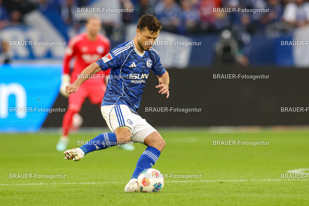 1_S04BER_20250801_0694.JPG -  - FC Schalke 04 - Hertha BSC Berlin - 2. Bundesliga | Gelsenkirchen, Deutschland, 01.08.25: Adrian Gantenbein (FC Schalke 04) in Aktion, am Ball, Einzelaktion waehrend des Spiels der 2. Bundesliga zwischen FC Schalke 04 - Hertha BSC Berlin in der Veltins-Arena am 01. August 2025 in Gelsenkirchen, Deutschland. (Foto von Stefan Brauer/Brauer-Fotoagentur)DFB/DFL REGULATIONS PROHIBIT ANY USE OF PHOTOGRAPHS AS IMAGE SEQUENCES AND/OR QUASI-VIDEO.