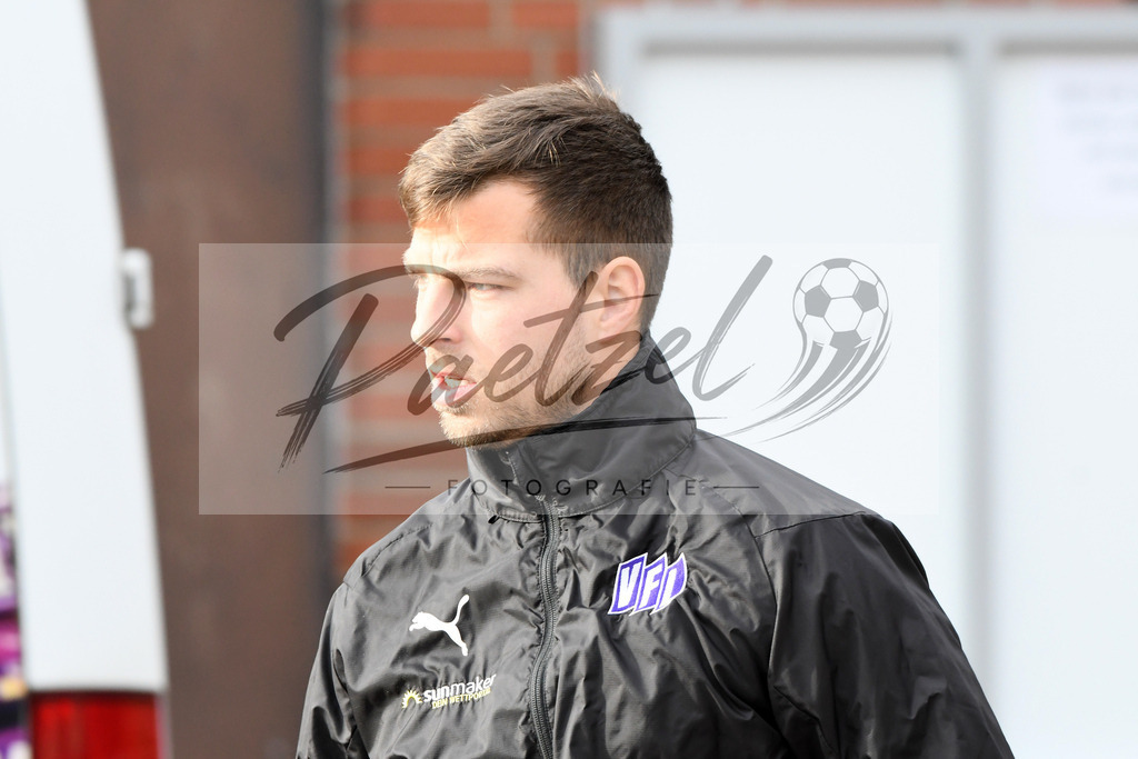 20200130_TRAOSN_0030 | Fußball, Herren: Kevin Wolze (VfL Osnabrueck) schaut waehrend der Trainingseinheit des VfL Osnabrueck im Sportpark Illoshoehe am 30.01.2020 in Osnabrueck, Deutschland. - Realisiert mit Pictrs.com