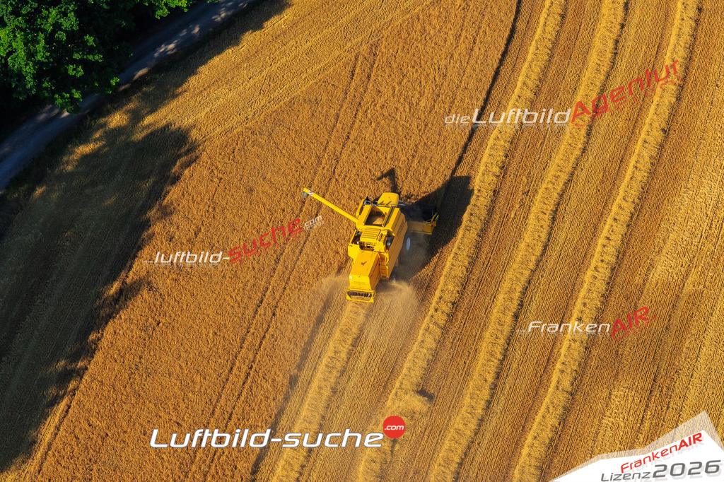 Die Luftaufnahme Maehdrescher - Wattendorf wurde vom UL-Flugzeug (keine Drohne) aus fotografiert.Hohe Druck- Auflösung-die Geschenkidee!
