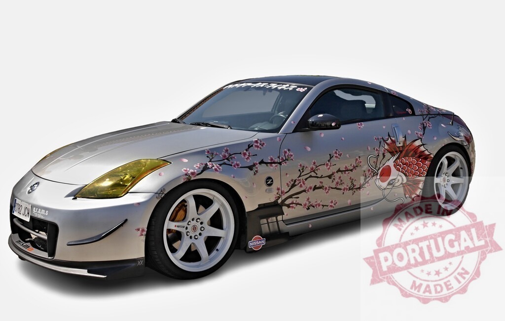 Silver nissan 350z featuring japanese style koi and cherry blossom decoration | Tuned sportscar with custom japanese artwork featuring koi carp and cherry blossom, combining eastern aesthetics with western automotive design - Realisiert mit Pictrs.com