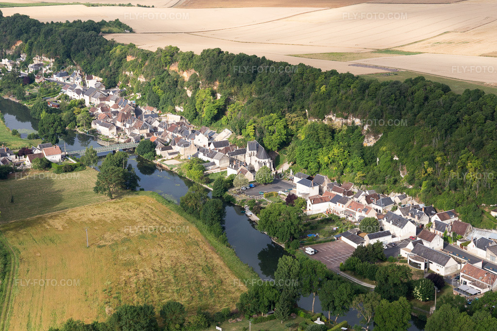Aerial view: View of the town in Saint-Rimay in the state Loir et Cher, France. – Photo: IMG_101124.jpg taken on 06/24/2017 by Werner Riehm/FLY-FOTO.com – Resolution of the original: 5472 x 3648 px