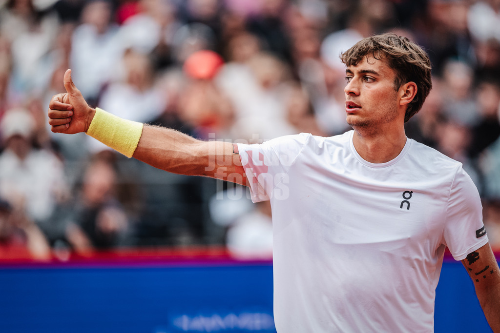 Tennis | Männer | bitpanda Hamburg Open Finale | ATP 500 | Andrei Andrejewitsch Rubljow (RUS) vs. Flavio Cobolli (ITA) | 24.05.2025 | Flavio Cobolli zeigt seinem Gegner Andrei Andrejewitsch Rubljow den Daumen