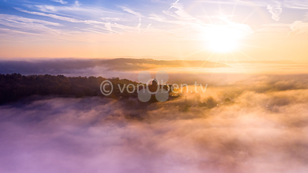 Shilouette der Festung Rosenberg zum Sonnenaufgang im Nebel | Luftbilder, Drohnenbilder, Oberfranken, Bayern, Kronach, Lichtenfels, Kulmbach, Thüringen, Frankenwald, Thüringerwald - Realisiert mit Pictrs.com