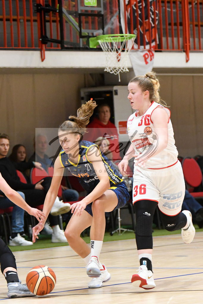 20200209_PAOEBS_0035 | Basketball, Frauen: Lina Falk (Eintracht Braunschweig) und Tessa Strompen (Panthers Academy Osnabrueck) im Zweikampf waehrend des Spiels der 2. DBBL zwischen Panthers Academy Osnabrueck und Eintracht Braunschweig im datos – home of the panthers am 09.02.2020 in Osnabrueck, Deutschland. - Realisiert mit Pictrs.com