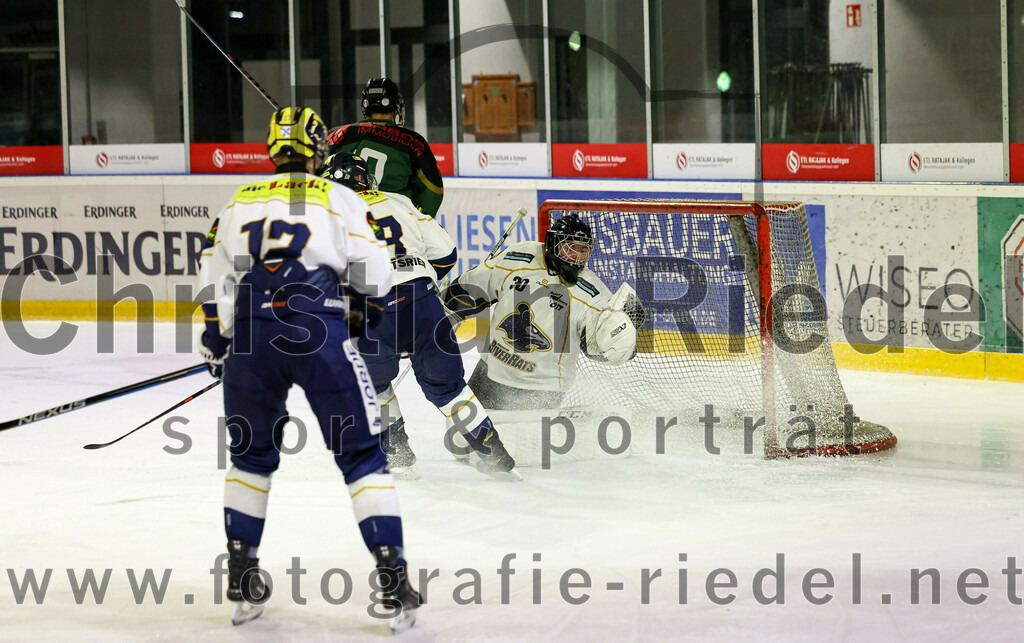 2022-11-26_107_TSV_Erding_gegen_ESC_Geretsried | Erding, Deutschland, 26.11.2022:
Eishockey, Bayernliga U20 2022 / 2023, xx. Spieltag, TSV Erding gegen ESC Geretsried, Endergebnis: 5:3

Martin Sanner (ESC Geretsried, #28), Ryan Finn Henke (Erding Gladiators, #10), Torwart Jan Philipp Marco (ESC Geretsried, #30)

Foto: Christian Riedel / fotografie-riedel.net