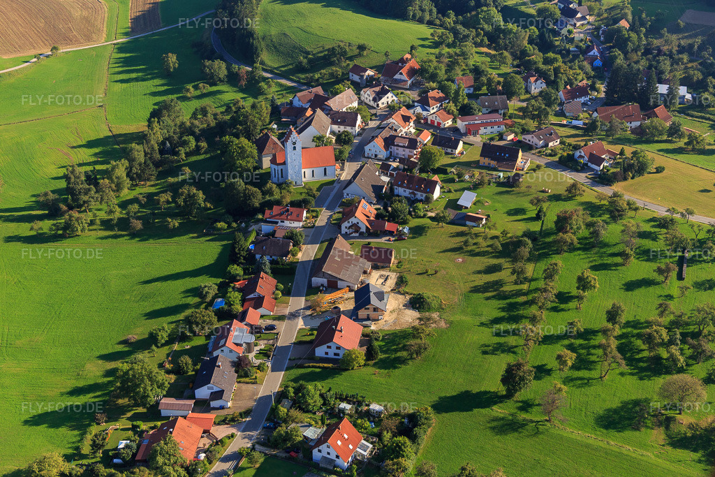 Luftbild: Ortsteil Rorgenwies aus Norden mit Kirche St. Maria im Ortsteil Heudorf im Hegau in Eigeltingen im Bundesland Baden-Württemberg in Deutschland. Foto: IMG_094246.jpg vom 27.08.2016 durch Werner Riehm/FLY-FOTO.de