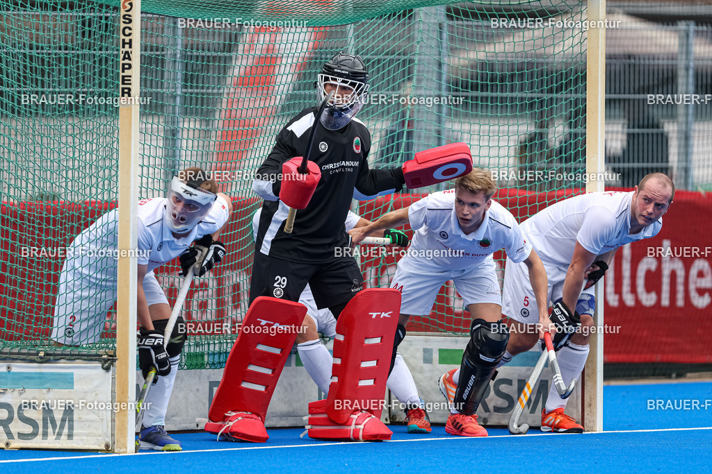 Crefelder HTC und Club an der Alster   | Krefeld, Deutschland 24.09.2022,Julius Breucker (Crefelder HTC), Torwart Joshua Onyekwue Nnaji (Crefelder HTC), Max van Laak (Crefelder HTC) schauen, 

beim 1. Bundesliga Spiel der Herren zwischen Crefelder HTC und Club an der Alster  auf der Gerd Wellen Hockeyanlage am 24. September 2022 in Krefeld.

(Foto: BRAUER-Fotoagentur)
 