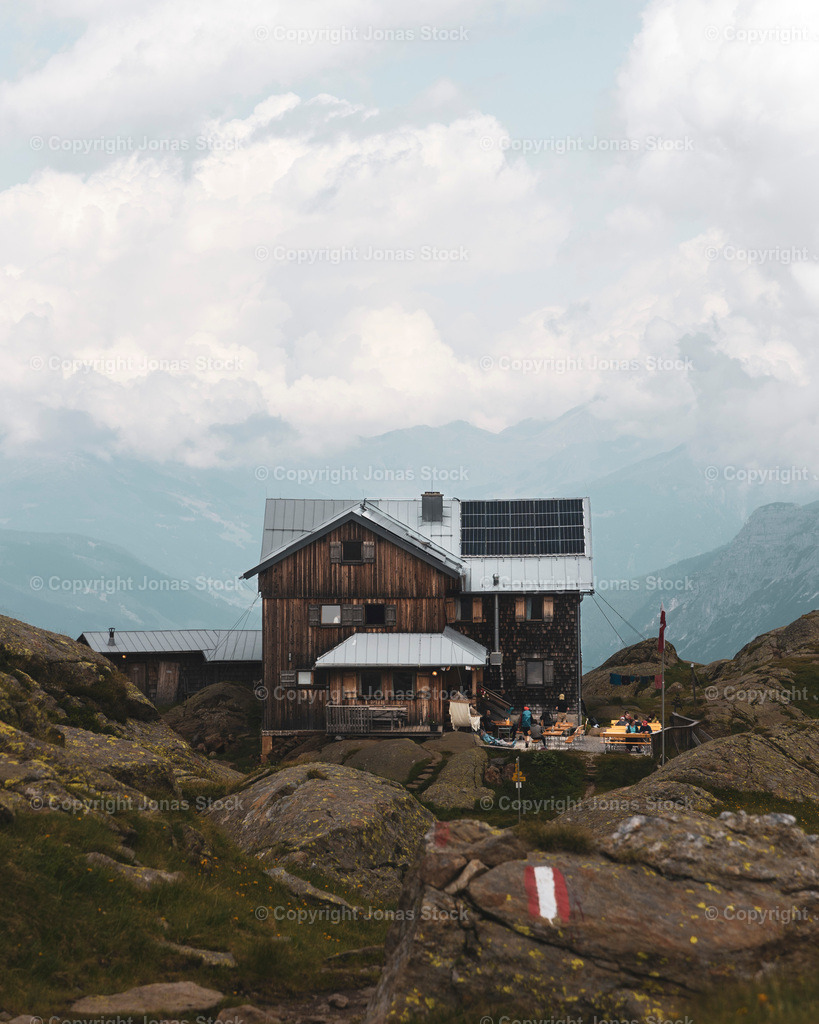 Bremer Hut | The Bremer Hut with the iconic sign of the Stubaier Höhenweg.  - Realisiert mit Pictrs.com