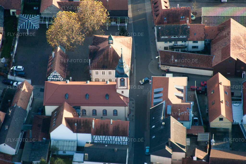 Luftbild: Altes Rathaus und evang. Kirche in Wörth am Rhein im Bundesland Rheinland-Pfalz in Deutschland. Foto: IMG_22640.jpg vom 19.11.2009 durch Werner Riehm/FLY-FOTO.deWWW.KUNSTVEREIN-WOERTH.DE
