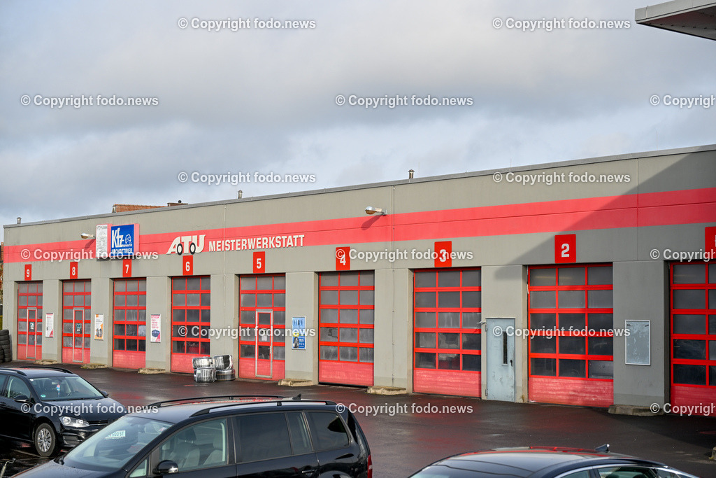 Autoteile Unger_ ATU_ 27.11.2023-10 | 27.11.2023, Leonding, AUT, Autoteile Unger, ATU, im Bild Gebaeude, Gebäude, Werkstatt, Mechaniker, Autowerkstatt, Auto, Inspektion, Reparatur, Reparaturwerkstatt, Service, Fachbetrieb, Pruefstelle, Prüfstelle, Autoservice, KFZ, PKW, Fahrzeug, Insolvenz, Pleite, Teile, Zubehoer, Zubehör, Mitarbeiter, Kunden, Shop, Fahnen, Schild, Logo, Einfahrt