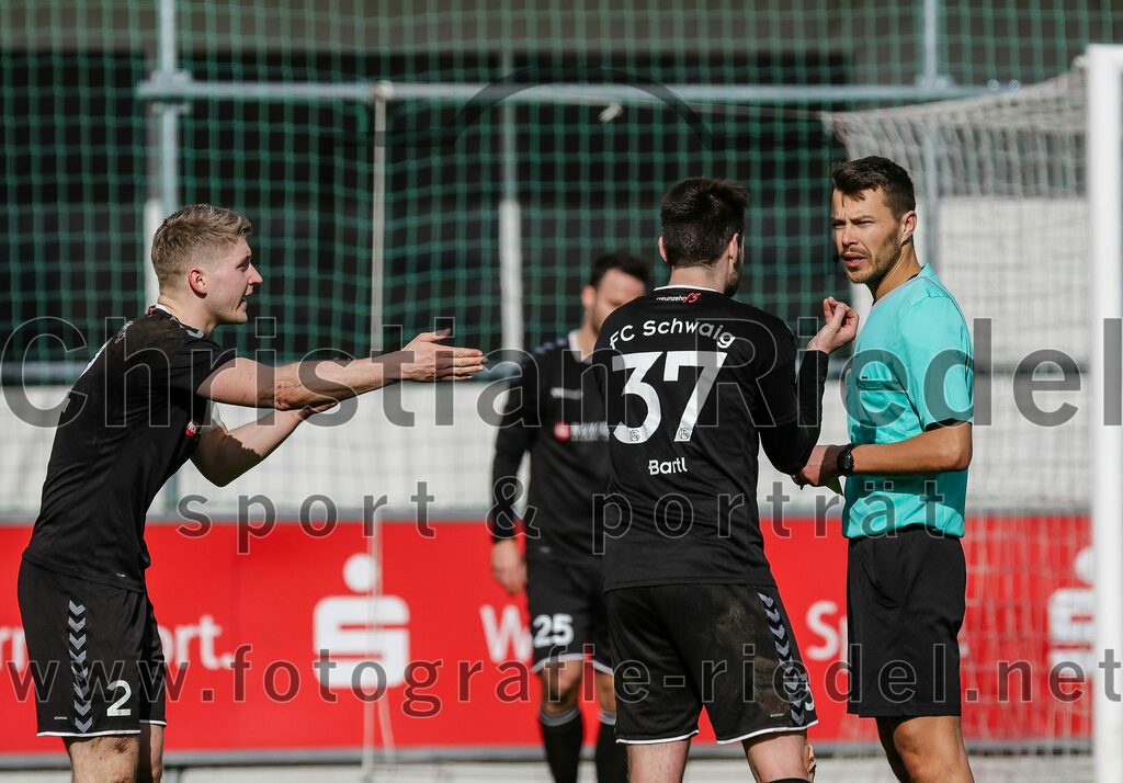 2024-02-24_090_FC_Schwaig_gegen_TSV_1880_Wasserburg | Oberding, Deutschland, 24.02.2024:
Fußball, 2. Runde Qualifikation TOTO-Pokal 2023 / 2024, 1. Spieltag, FC Schwaig gegen TSV 1880 Wasserburg, Endergebnis: 2:3

Tobias Jell (FC Schwaig, #2), Tobias Bartl (FC Schwaig, #37), Schiedsrichter Xaver Fabisch

Foto: Christian Riedel / fotografie-riedel.net