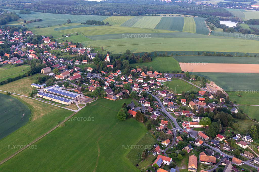 Luftbild: Hauptstr im Ortsteil Bertsdorf in Bertsdorf-Hörnitz im Bundesland Sachsen in Deutschland. Foto: IMG_141601.jpg vom 23.05.2024 durch Werner Riehm/FLY-FOTO.de