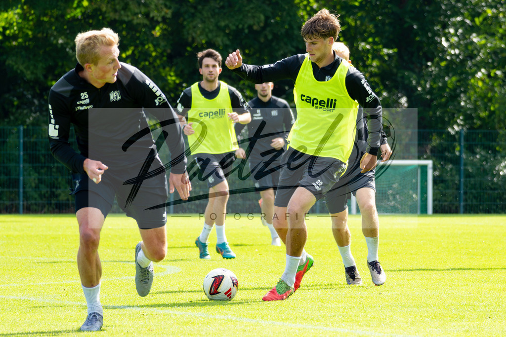 20260909_TRAOSN_0047 | Fußball, Herren: Bernd Riesselmann (VfL Osnabrück) in Aktion, am Ball, Einzelaktion beim Training des VfL Osnabrück am 09.09.2026 im Sportpark Illoshöhe in Osnabrück, Deutschland.(Foto von Nico Paetzel) - Realisiert mit Pictrs.com
