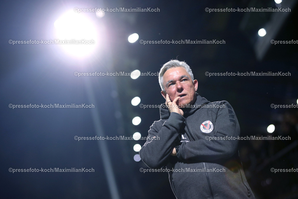 Koe3Liga17042302107 | 17.04.2023, Köln, Fußball, bwin 3. Liga Herren, Sportpark Höhenberg, 32. Spieltag, Saison 2022 2023, FC Viktoria Köln – MSV Duisburg: Trainer Olaf Janßen von FC Viktoria Köln. DFB regulations prohibit any use of photographs as image sequences and or quasi-video.