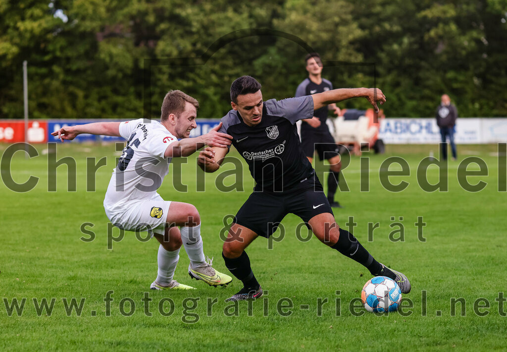 2023-08-08_076_FC_Moosinning_gegen_FC_Langengeisling | Moosinning, Deutschland, 08.08.2023:
Fußball, Bezirksliga Oberbayern Ost 2023 / 2024, 3. Spieltag, FC Moosinning gegen FC Langengeisling, Endergebnis: 0:4

Mats Behrens (FC Moosinning, #16), Maximilian Hintermaier (FC Langengeisling, #13)

Foto: Christian Riedel / fotografie-riedel.net