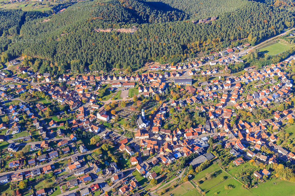 Luftbild: Ortsansicht aus Süden in Busenberg im Bundesland Rheinland-Pfalz in Deutschland. Foto: IMG_103936.jpg vom 14.10.2017 durch Werner Riehm/FLY-FOTO.de
