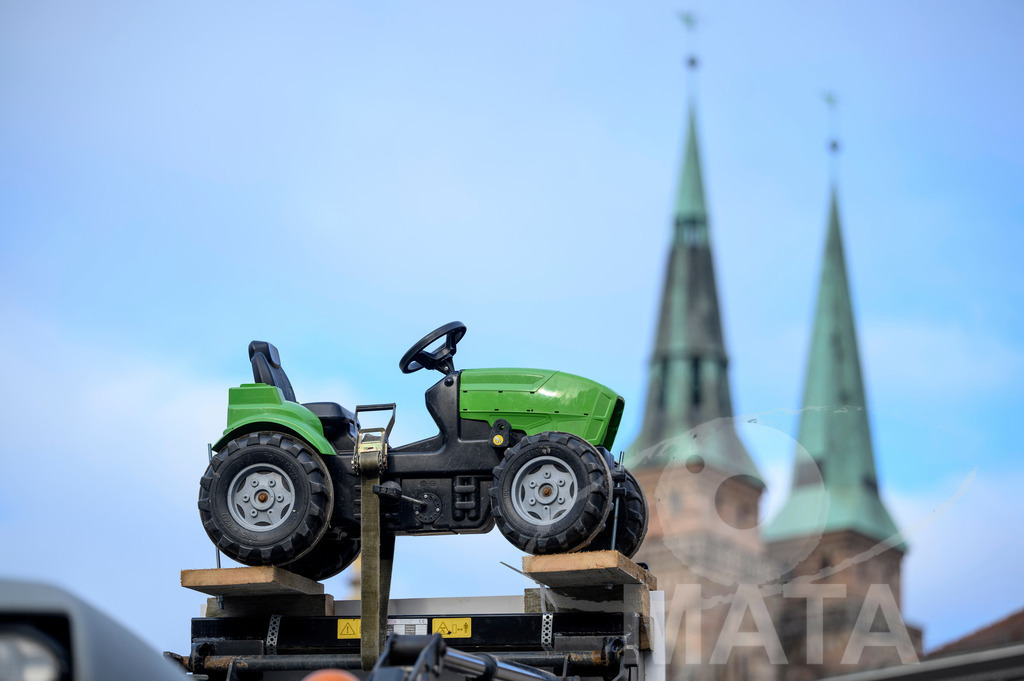 _DWA4405 | Bauerndemo gegen Agrarpolitik der Bundesregierung  auf dem Straße Obstmarkt und Hauptmarkt . Nürnberg, 08.01.2024 - Realisiert mit Pictrs.com