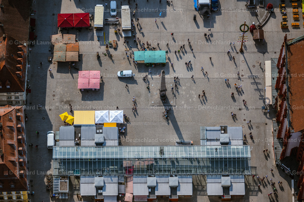 4047612 | WüRZBURG 21.08.2021 Verkaufs- und Imbißstände und Handelsbuden am Marktplatz im Ortsteil Altstadt in Würzburg im Bundesland Bayern, Deutschland. // Sale and food stands and trade stalls in the market place on Marktplatz in the district Altstadt in Wuerzburg in the state Bavaria, Germany. Foto: Gerhard Launer